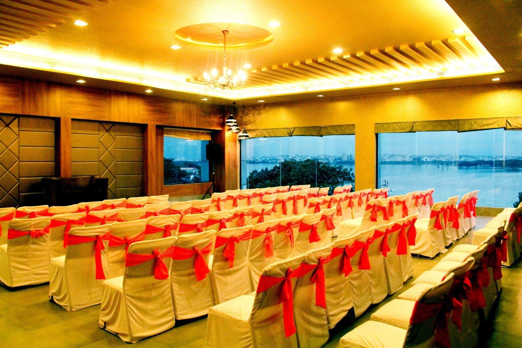 ​Justa Hyderabad Hotel Luaran gambar